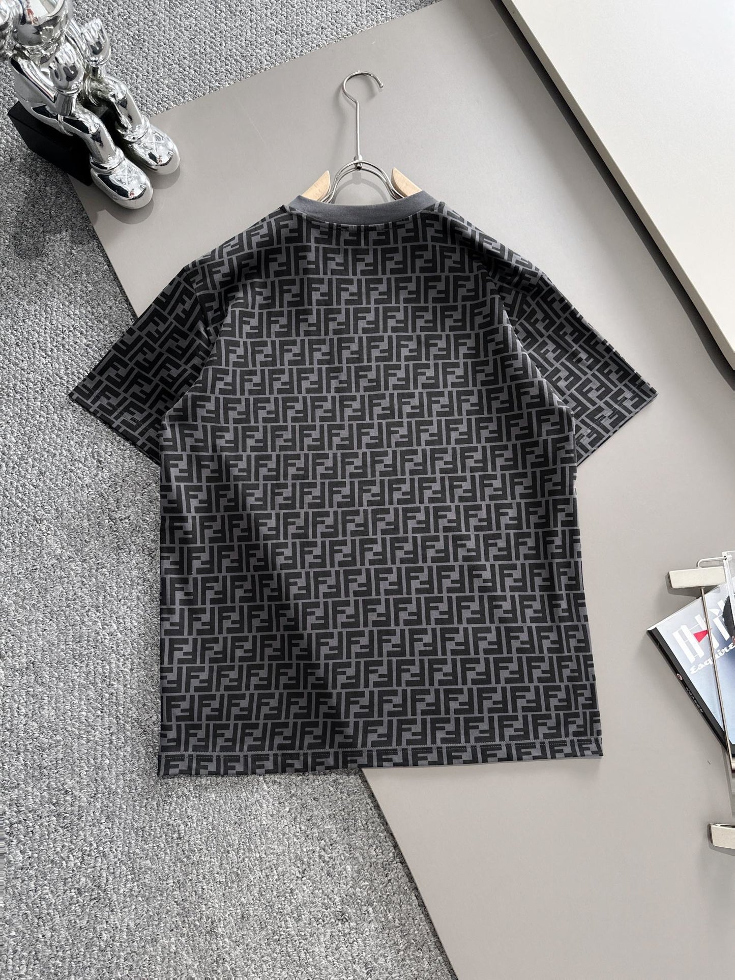 Black short-sleeved knitted T-shirt