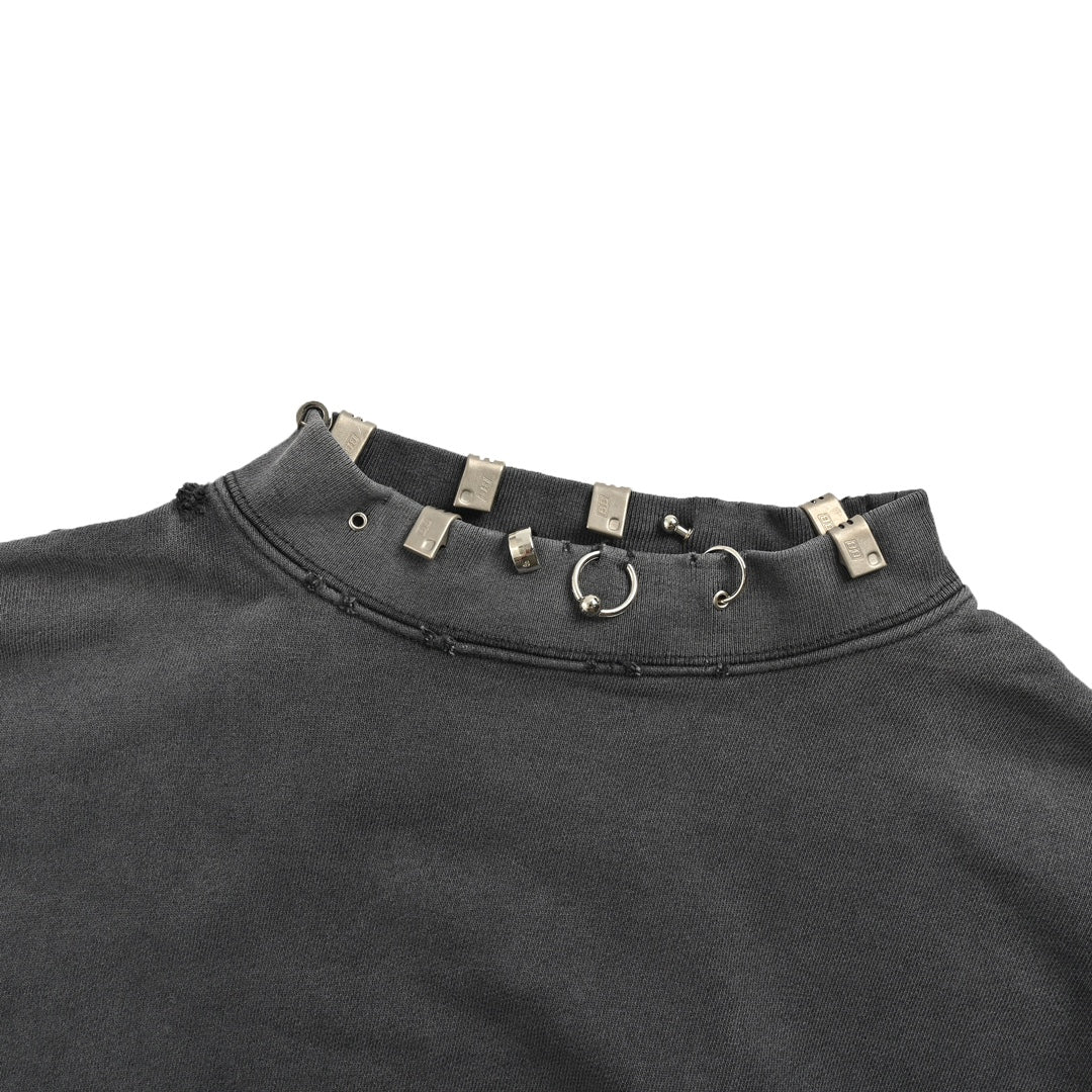 Round neck sweatshirt with rivet piercing at collar